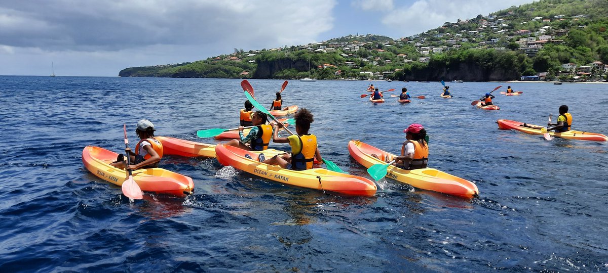 La classe de CM2 boucle en pleine mer le projet "Les pagaies de la réussite". Balade le long de la côte caraïbe entre la plage de Madiana à Schoelcher et le fond Bellemare à Case-Pilote. Persévérance, entraide et bonne humeur au programme. Merci Gladys et Lyvio ! <a href="/CircoFdF1/">Circo FORTdeFRANCE 1</a>