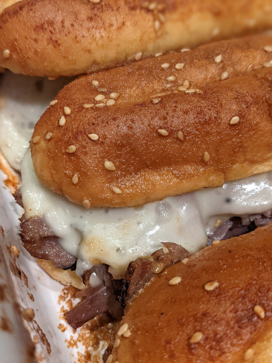 French Dip

#chefsofinstagram #recipe #easyrecipes #easymeals #chef #instafood #instachef #foodie #foodpics #foodphotography #familydinner #familyoffive #familymeals #tuesday #tuesdayvibes #adashofalli #beef #cheese #hawaiian #buns

instagram.com/p/CQcS87VBBmq/…