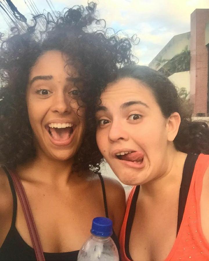PaulaCold's tweet photo. Nossa, Cyrne nunca me deu entrada de graça pro MAR! Acho que é só pra quem ela quer beijar https://t.co/jP5YNsx18I
