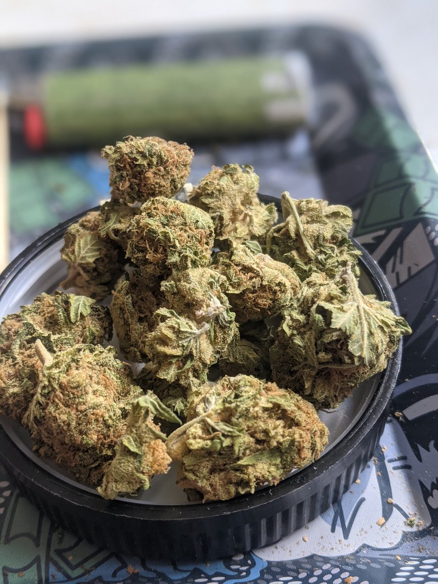 Cellying the listing of my house with some <a href="/7ACRESmj/">7ACRES</a> White Widow. Very nice. Very cool. Great smoke.