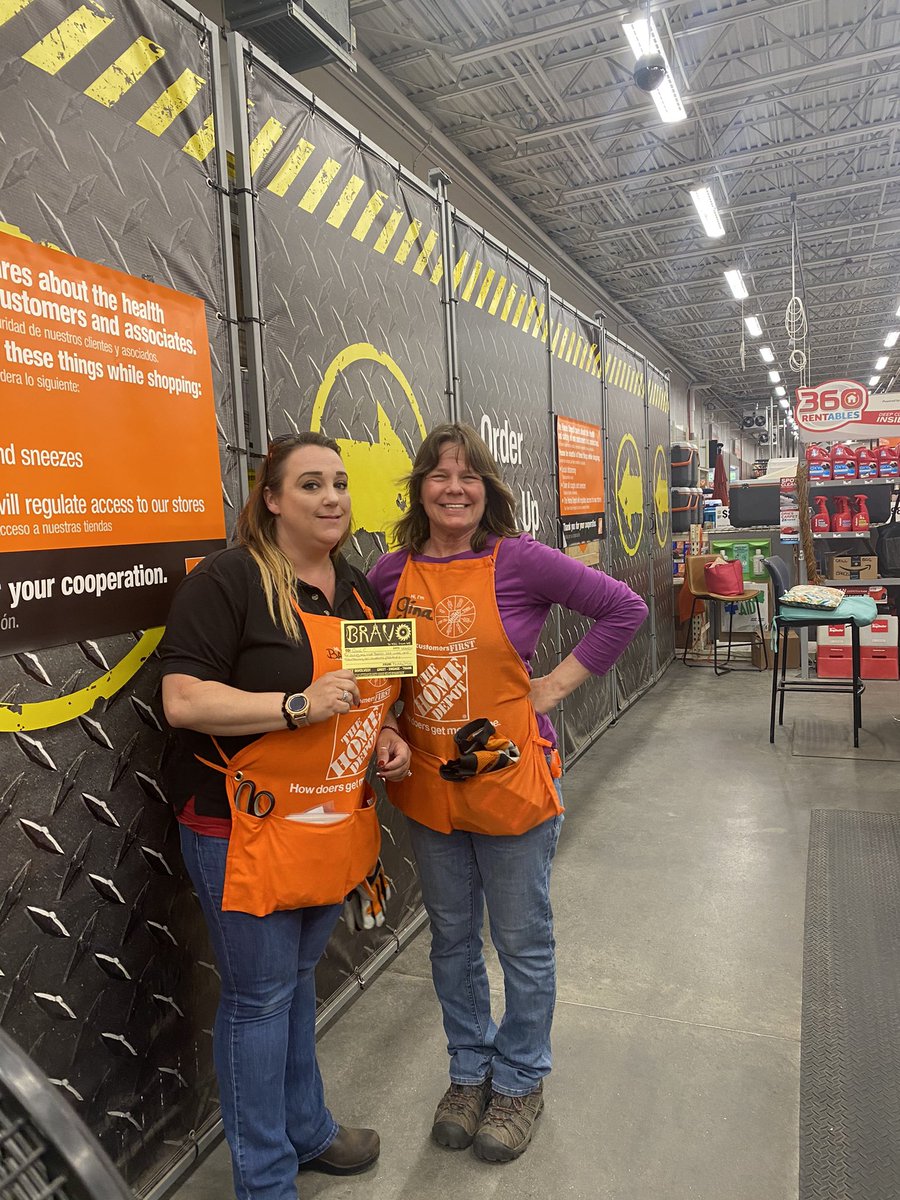 8539LittletonHD's tweet photo. Celebrating our Service Desk associates ! #d237 #HomeDepot @stevenlongmoor1 @JasonArigoni @PeterLauzon2 @whipplenh https://t.co/8r6MLsZ8dR