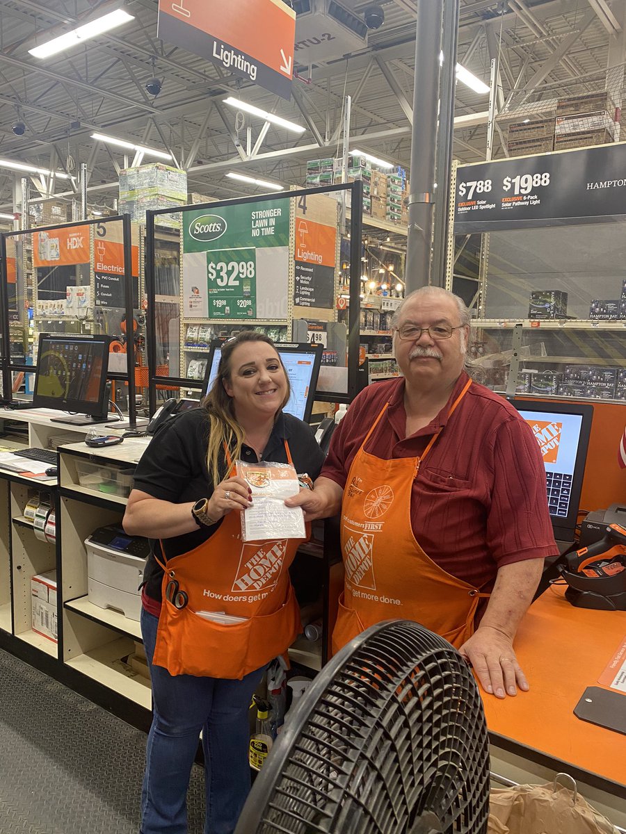 8539LittletonHD's tweet photo. Celebrating our Service Desk associates ! #d237 #HomeDepot @stevenlongmoor1 @JasonArigoni @PeterLauzon2 @whipplenh https://t.co/8r6MLsZ8dR
