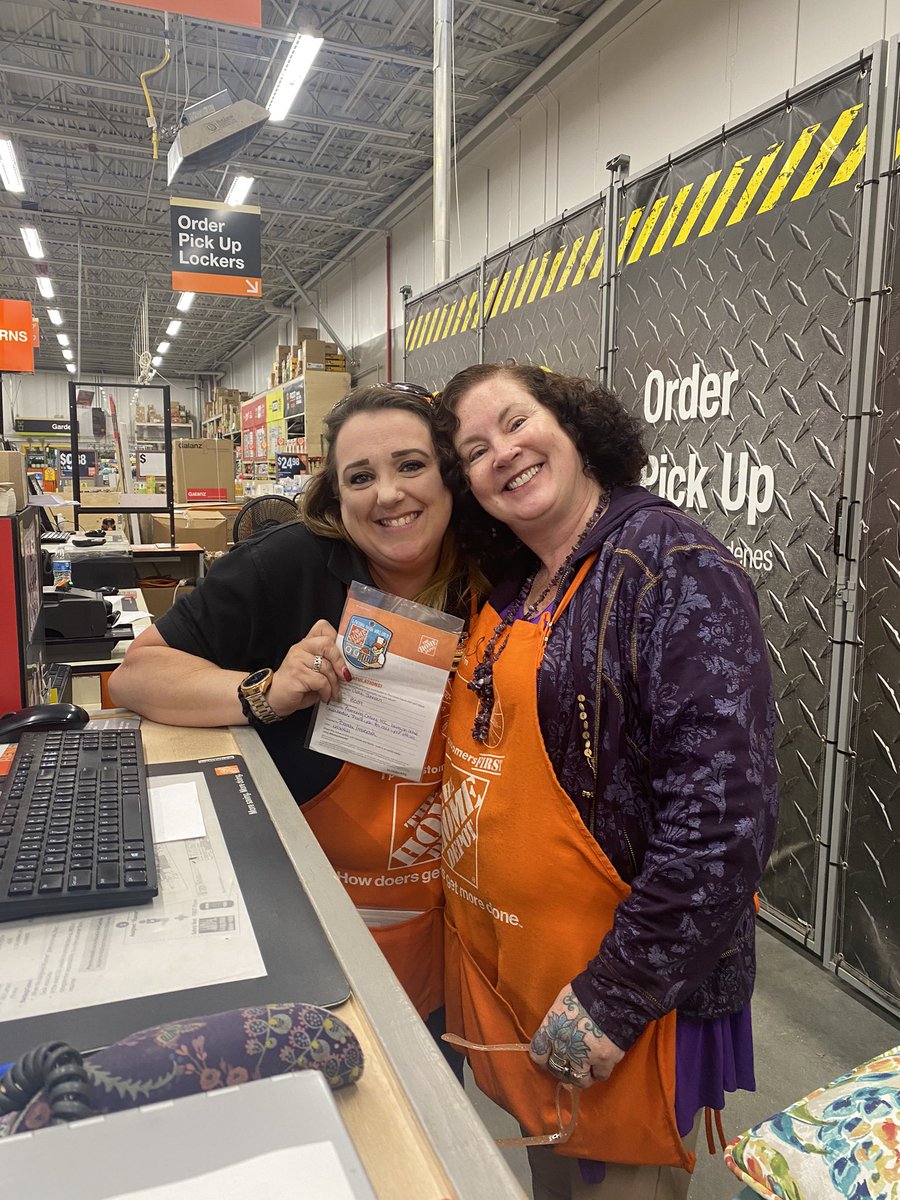 8539LittletonHD's tweet photo. Celebrating our Service Desk associates ! #d237 #HomeDepot @stevenlongmoor1 @JasonArigoni @PeterLauzon2 @whipplenh https://t.co/8r6MLsZ8dR