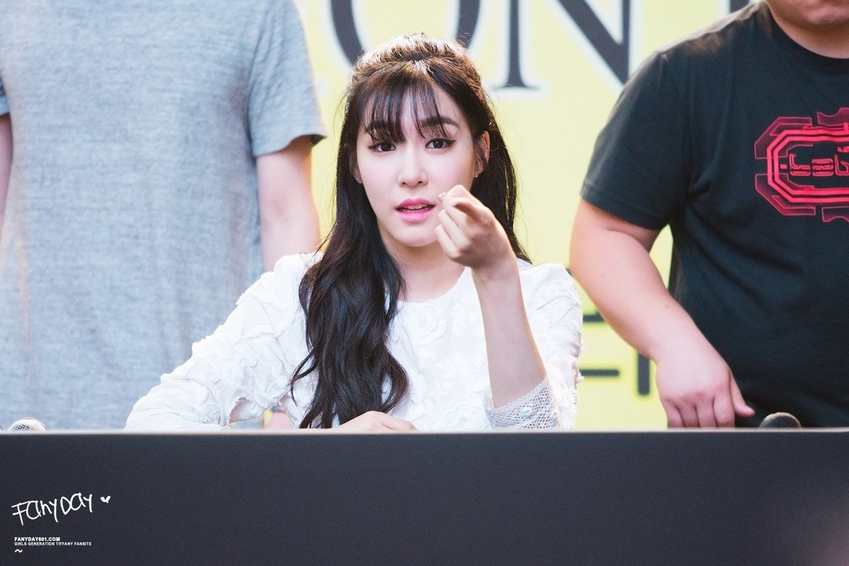 hourly tiffany tweet media