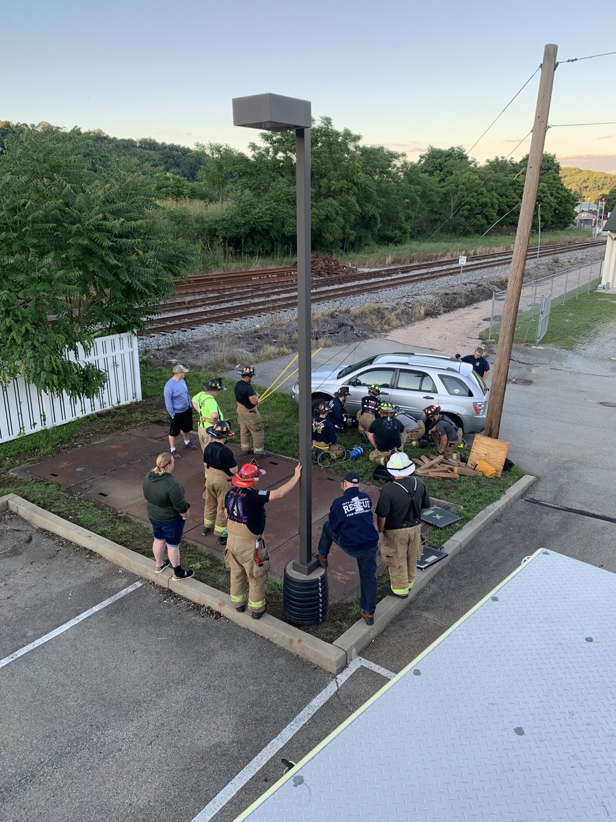 MonessenFD81's tweet photo. Rescue Company drill, vehicle stabilization and air bag use https://t.co/nNFEwkbuf9