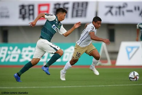 FutbolSamurais's tweet photo. Continuando la historia de terror de ese par de equipos, viajamos a #Matsumoto, donde #Omiya no pasó del empate. #Sagamihara de local dejó ir la oportunidad de sumar y perdió contra #TokyoV.
(17°) Matsumoto Yamaga 0-0 Omiya Ardija (21°)
(22°) SC Sagamihara 0-2 Tokyo Verdy (9°) https://t.co/KhHLhbDJ82