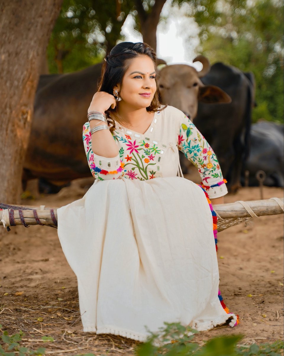 IDivyaChaudhary's tweet photo. Good Morning Everyone Friends 💐

Photography by @mr_dhruvin_
#divyachaudhary #divyachaudharyofficial #DCDIGITAL #dankmemes #gujaratisong #reels #hindisongs #navaratricollection #outfits #joshappofficial https://t.co/UiXHaVUyTK
