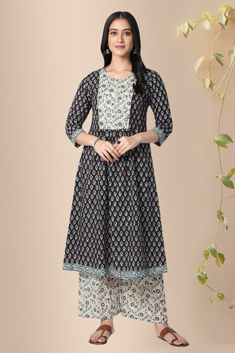 roseshreeone's tweet image. roseshree.com/neel-buti-kurta
The Ganika Buti Kurta with little blue butis on a black base has an imposing jaali yoke that matches the Ganika Buti Farsi. 
#BlockPrint #StraightKurta #FashionSummer #Mumbai #Delhi #TrendyKurta #Designer #Dresses #SpringSummer2021 #Cotton #BlockPrintKurta