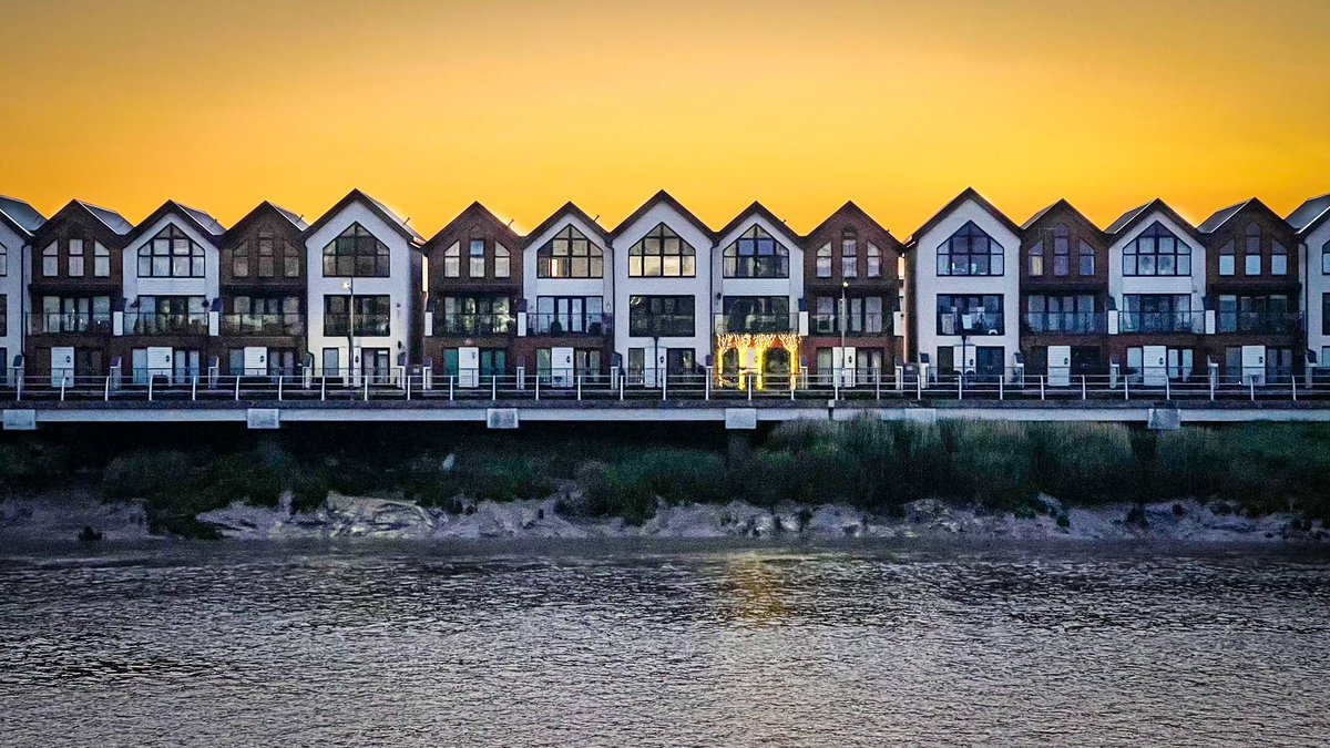 awv's tweet image. 4am training run reward 😍 #ukrunchat #shotoniphone #newport #wales