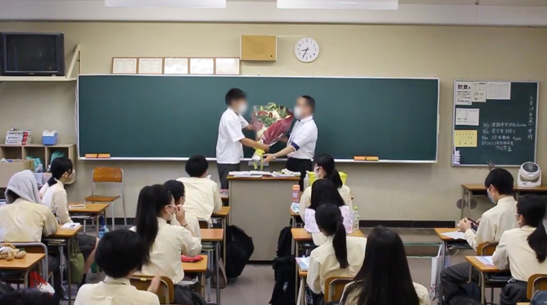 AkifuchuS's tweet photo. We gave flowers to “Dad” in our class 👨🏻‍🏫💐🌹💛
Thank you always. And thank you for your continuous support!!

#AKF #AKF_inc #安芸府 #国際科 #世界中の人と友達になろう #HappyFathersDay #My_Dad #FathersDay2021 https://t.co/0KTvz1LmFY