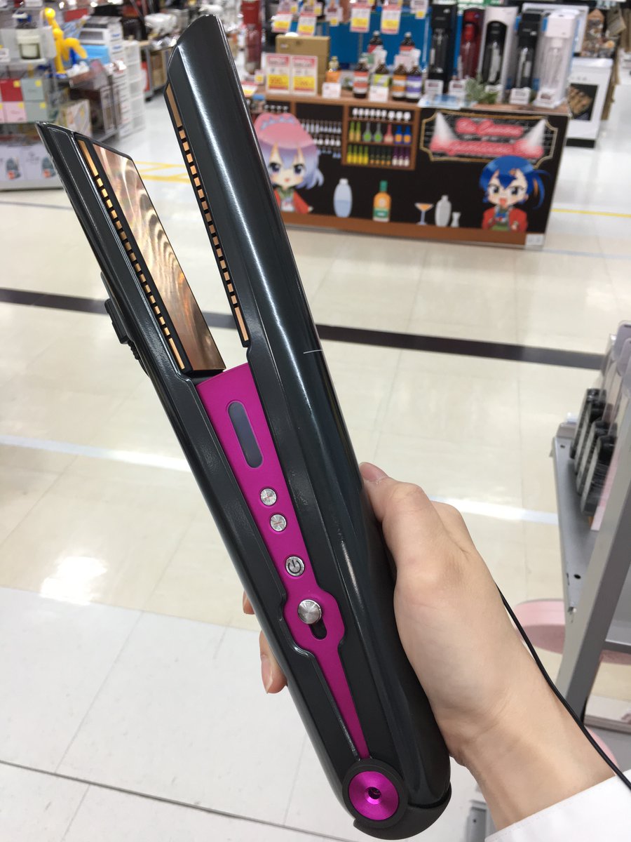 O Xrhsths ビックカメラ相模大野駅店 Sto Twitter 本日発売 ダイソン からヘアアイロンが登場 髪にかかるテンションを均一にする事により 何度も往復することなくより低温でスタイリングが可能に ストレートもカールもこの１台で コードレスで最長30分