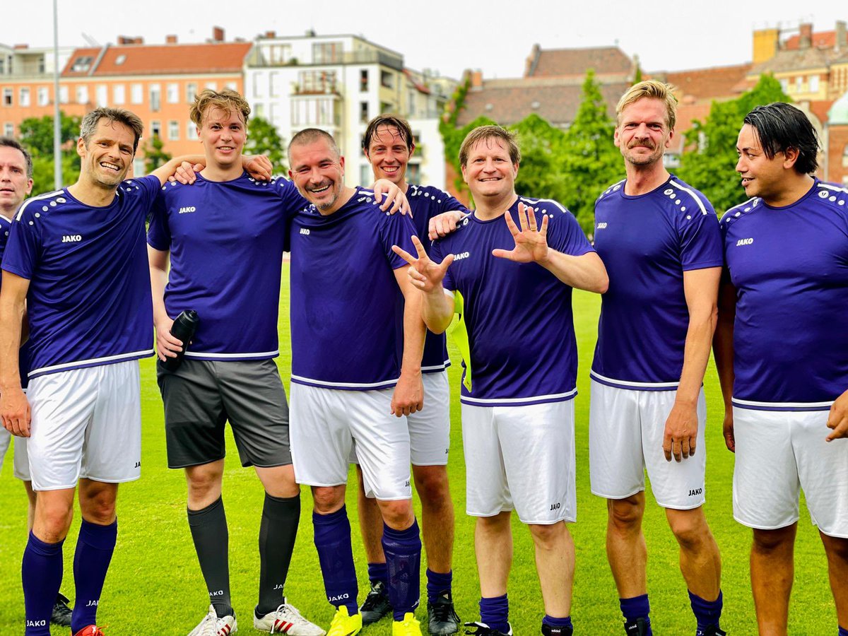 MichaelBroecker's tweet photo. Leidenschaft. Spielwitz. Teamgeist. Treffsichere Stürmer 😜 Reichte gegen den #FCBundestag. 8:1. Well done @nifberlin @Maximilian_Popp @JohnStanHunter @W_Schmidt_ @GordonRepinski @Opp_Sprecher @tomkrue #Maataoui @a_rickmann @stefanrupp030 #langenbruch #könig @stehsatz #lanig https://t.co/1jv7I1GeIb