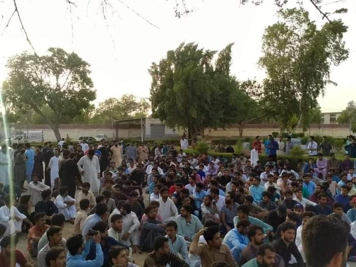 HeerSindhu's tweet photo. سنڌ يونيورسٽي جي شاگردن سان انصاف ڪيو، وڌندڙ فيس نامنظور....!! 

#WeRejectFeesHikes https://t.co/tdBPWrR5O8