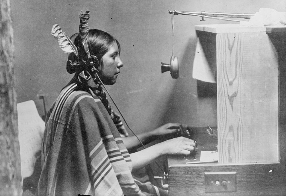 昔の風俗をつぶやくよ S Tweet 1925年 ホテルの電話交換台で働くネイティブアメリカンの女性です 少し前まではインディアン という呼び方をされていましたね この写真のキャプションもインディアンとなっています 衣装から ブラックフット族と推察されるとか 羽が
