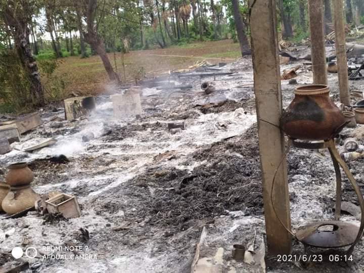 MilkTeaMM_MTAM's tweet photo. On June 22, a PDF member was killed and another wounded when Junta terrorists stormed the border villages of #Yinmabin and #Kani and opened fire. They also set fire to about 8 homes, and killed and ate livestock in the village. Many people in the village are fleeing. #June23Coup https://t.co/bZppS42q6D