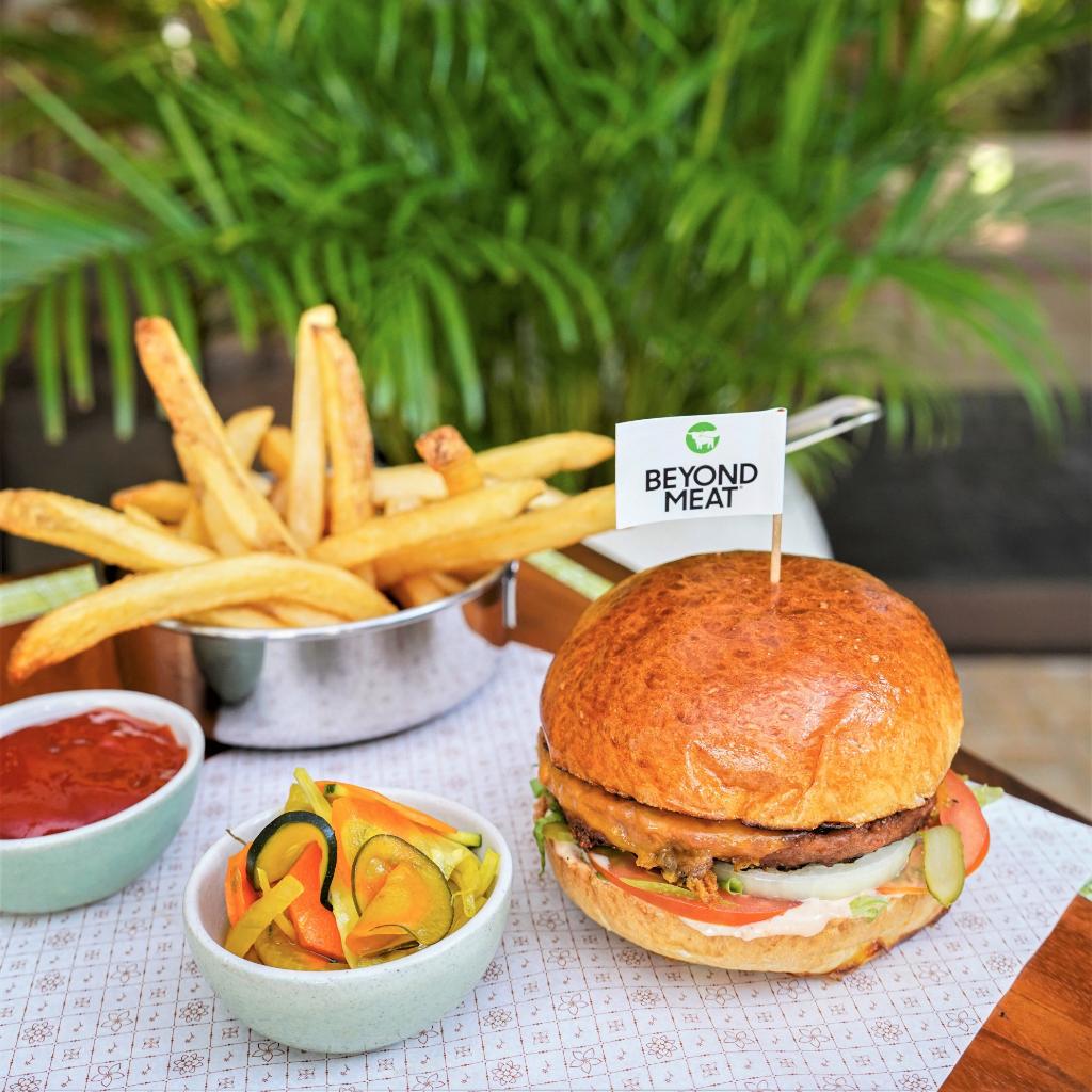 grandhyattbali's tweet image. Imagine your favorite meaty dishes like burgers delivering the delicious taste you love, while being better for you and the planet.  
At Grand Hyatt Bali, we provide a plant-based meat in our menus. 
____

#beyondmeat #beyondburger #vegetarianmenu #plantbasedmeat #grandhyattbali