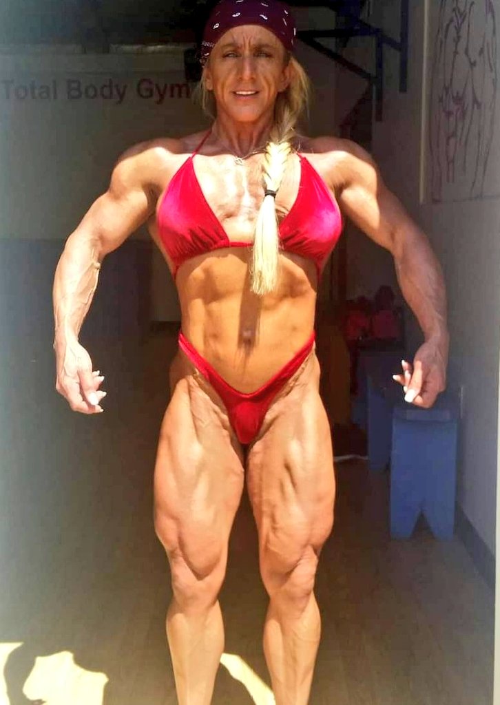 JudyGaillard's tweet photo. When it's #LegDay & you spend all day on the road. What do you do? You get home, change & get to the gym!!! Late one, but @timmyifbb & I killed LEGS tonight! Throwback pic is 1 week out from @wingsofstrength #TampaPRO. Working on getting back! #GotWheels #IfbbPro #OhMyQuad https://t.co/gscD23ijdZ