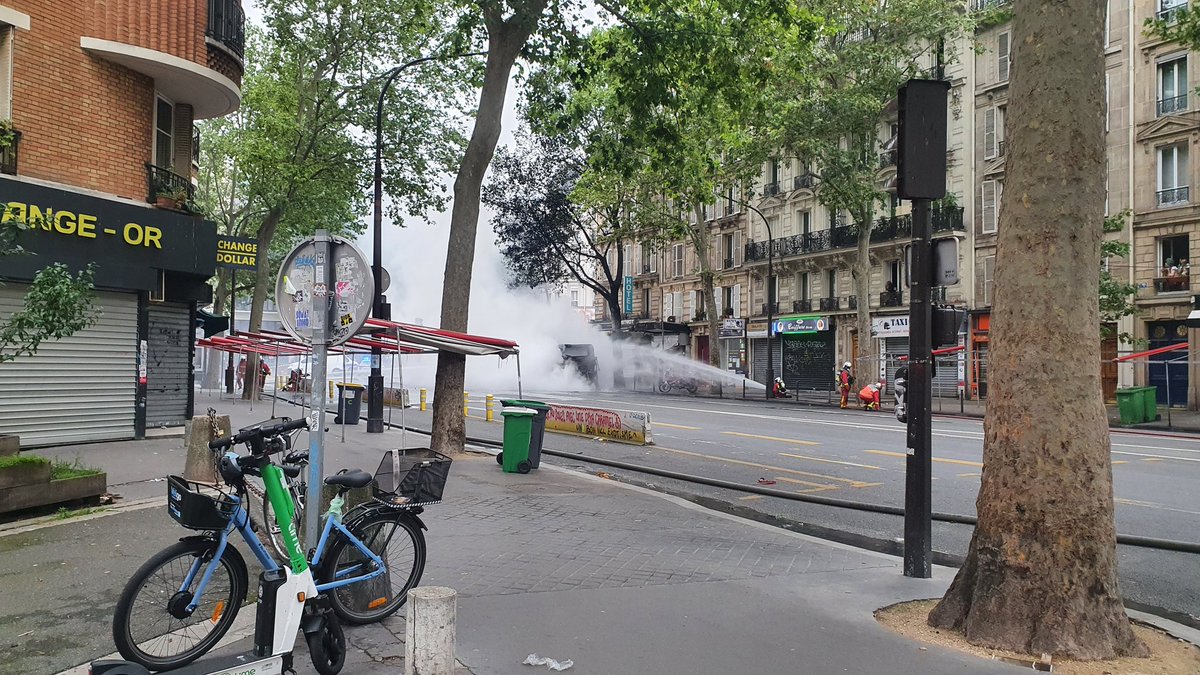 Mileskabal's tweet photo. Si vous entendez des explosions dans Paris 18, c'est un bus en feu qui a fait quelques détonations. Les pompiers sont sur place. https://t.co/FKTDRXZXYD