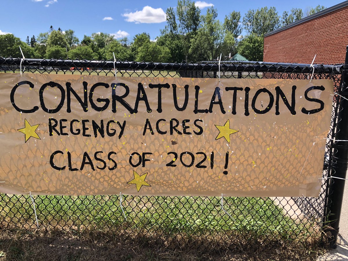 Regency_Acres's tweet photo. Congratulations to our grade 8 grads! Thanks to all the parents, teachers and school council for helping make our drive thru celebration such a success. https://t.co/72jIfu8u36
