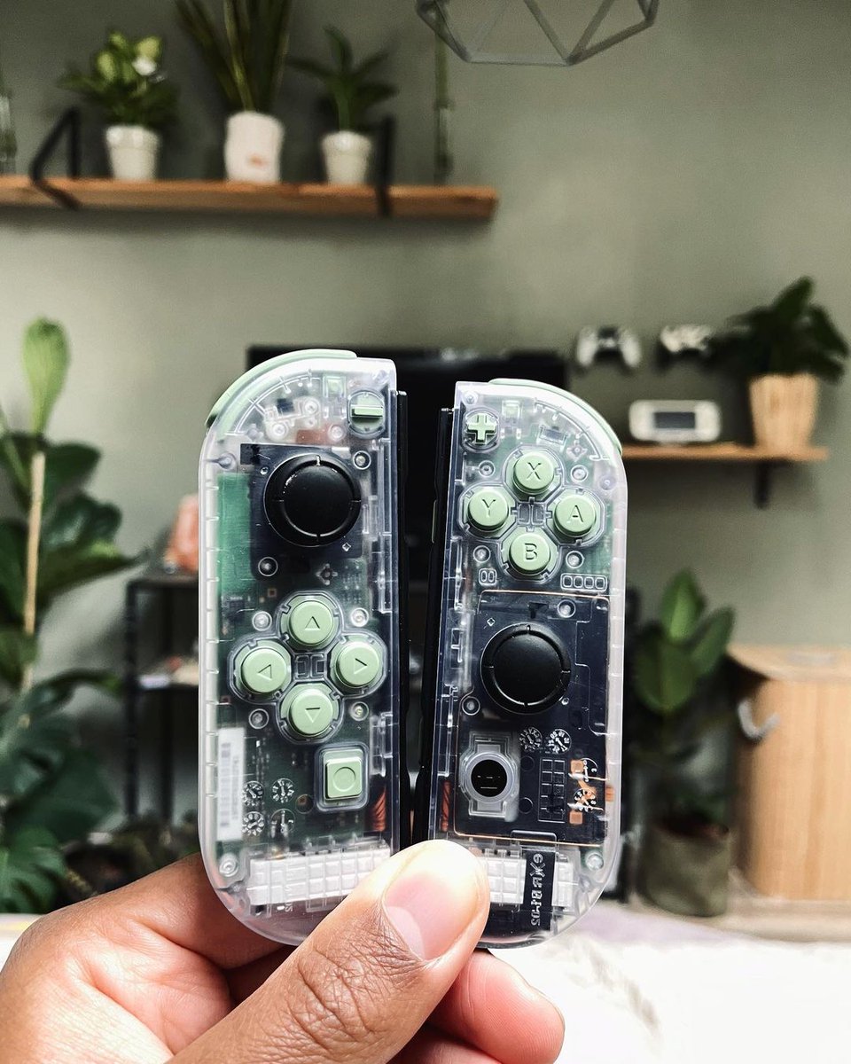 ExtremeRate's tweet image. Matcha green buttons with clear shells 🍃

📸: @agirlwithaconsole_

#joyconmod #customswitch #joycon #joycons #nintendogamer #nintendolife #nintendoswitch #switch #extremerate