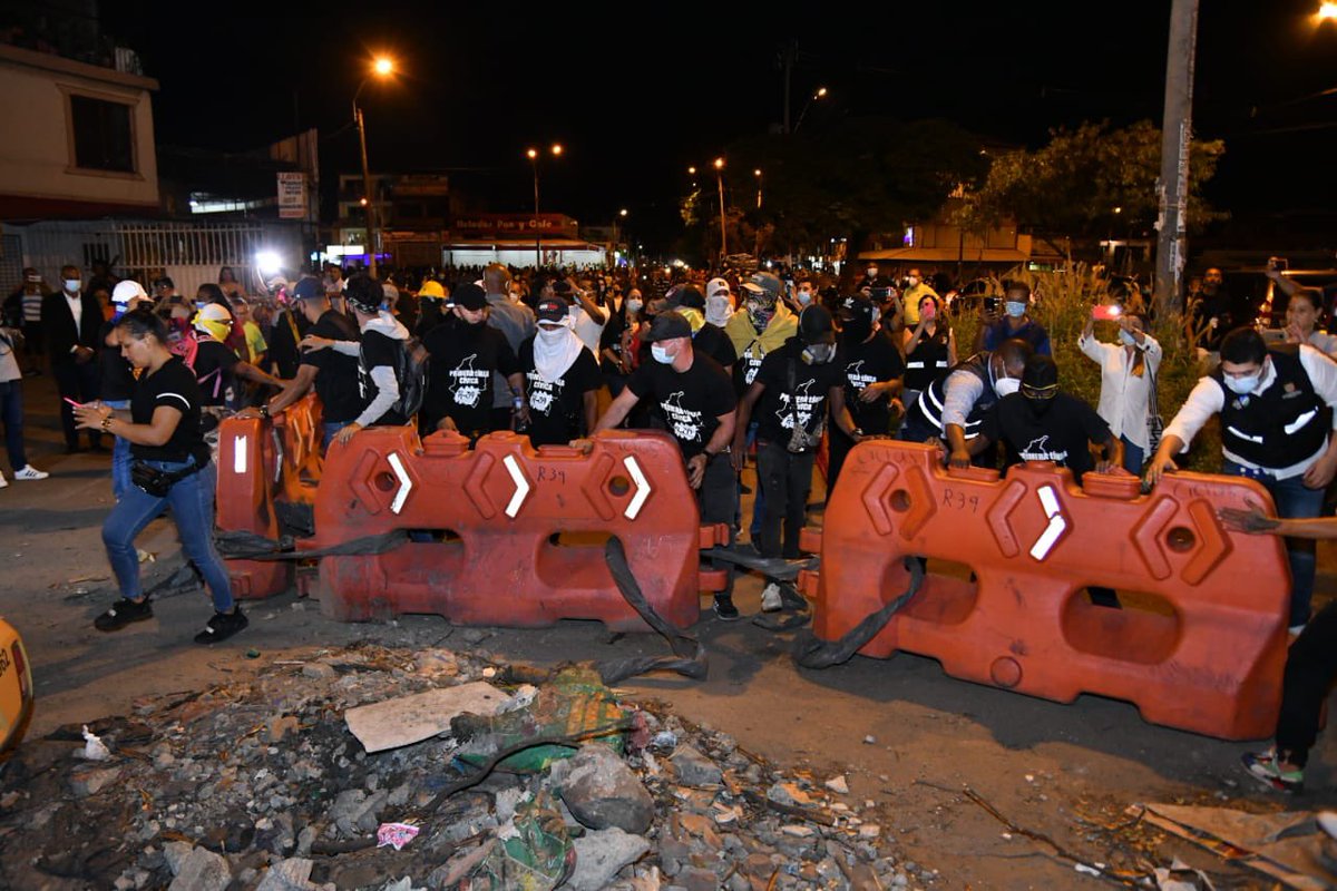 AlcaldiaDeCali's tweet photo. Gracias a esta herramienta de concertación se logró el despeje del sector, demostrando que juntos avanzamos hacia la paz. 

#ElDiálogoEsElCamino 🏳️ https://t.co/1GTDaq8Aar