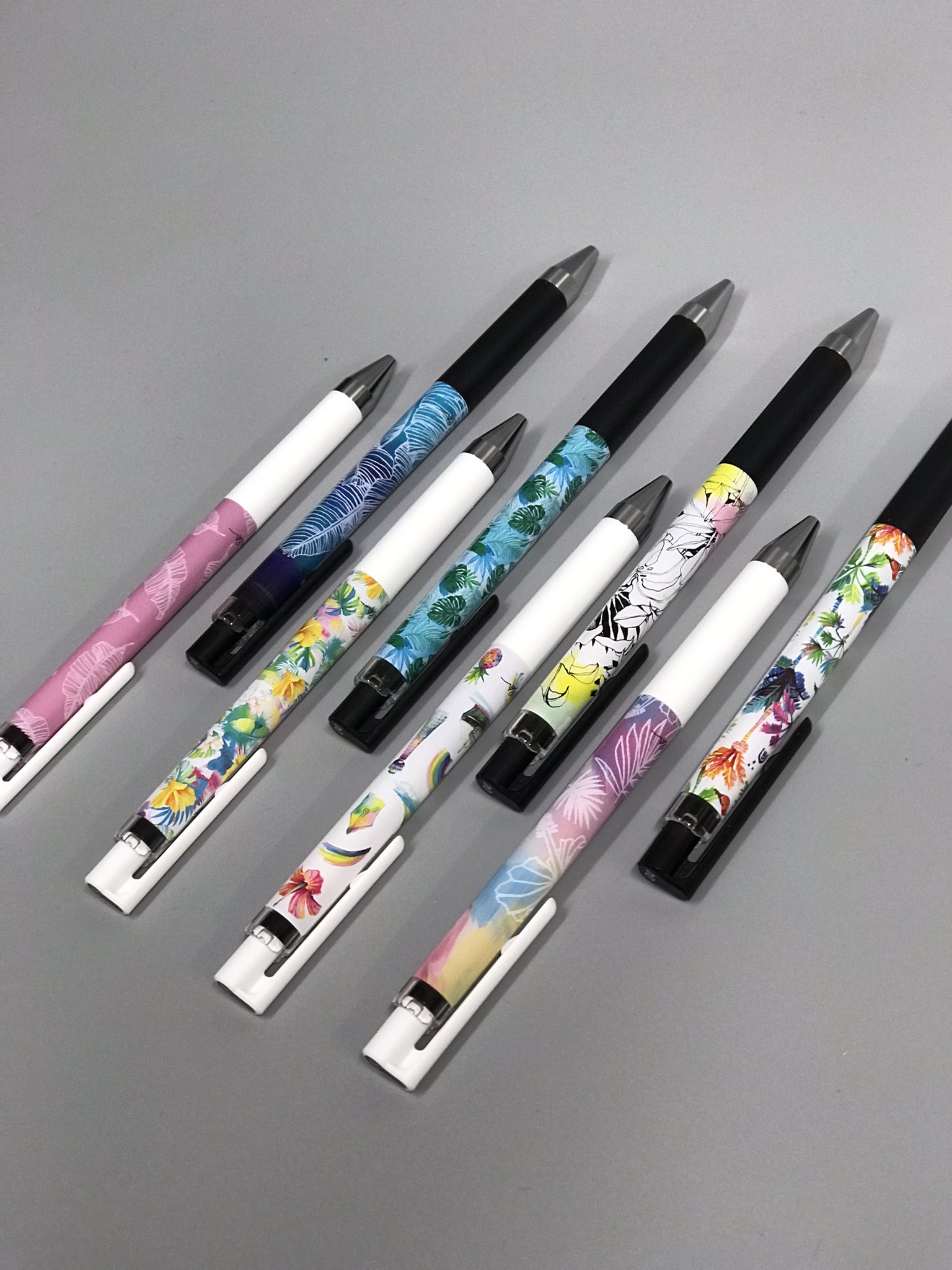 Stationery Sawatani Pilotさんの限定ボールペンが入荷しました ハワイ在住デザイナー ローレン ロス さんの夏らしいデザインになってます 油性ボールペンが0 5mm 2 ゲル 水性 ボールペンが0 4mm 275 現在 Pilotさんで同デザインの壁紙