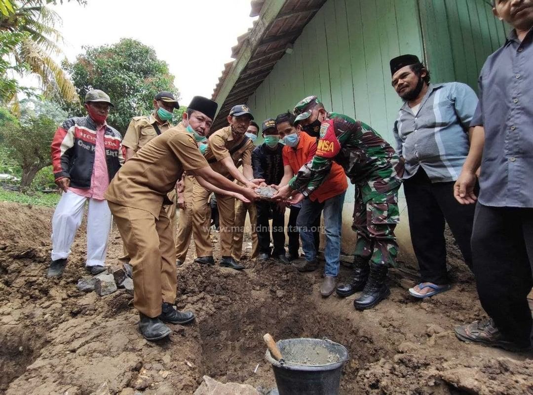 Makin semangat, karena semua pihak support menyukseskan acara peletakan batu pertama, tanda dimulainya proses pembangunan Masjid Nurul Iman yang lebih kokoh.