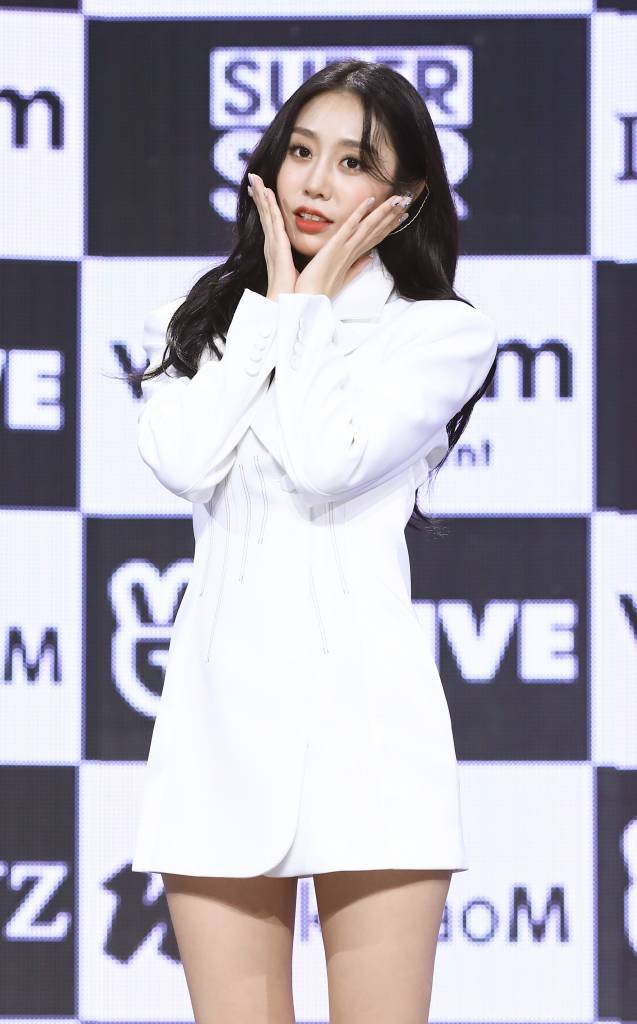 theseoulstory's tweet photo. Lovelyz Jisoo tested positive of COVID-19. Schedules have been suspended and necessary measures according to official health guidelines will be taken

Other members and staff who have been classified as close contacts are undergoing self-isolation

Source: https://t.co/iQIRDRakZ6 https://t.co/1cuap8WqxT