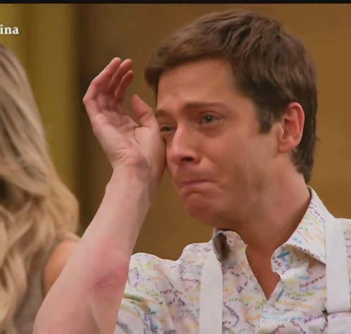 lauren_eze's tweet photo. Gastón Dalmau semifinalista y el país del otro lado festeja así... 😂
.
#MasterChefArgentina 
#MasterChefCelebrity https://t.co/MhHvoxz0kA