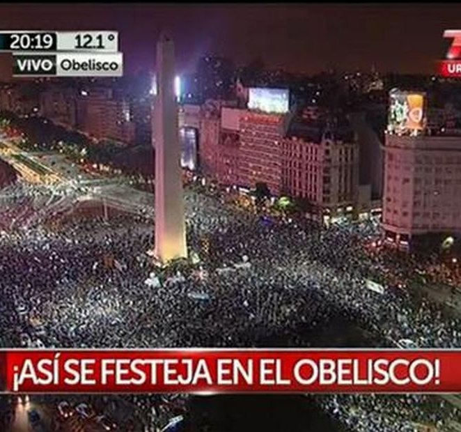 lauren_eze's tweet photo. Gastón Dalmau semifinalista y el país del otro lado festeja así... 😂
.
#MasterChefArgentina 
#MasterChefCelebrity https://t.co/MhHvoxz0kA