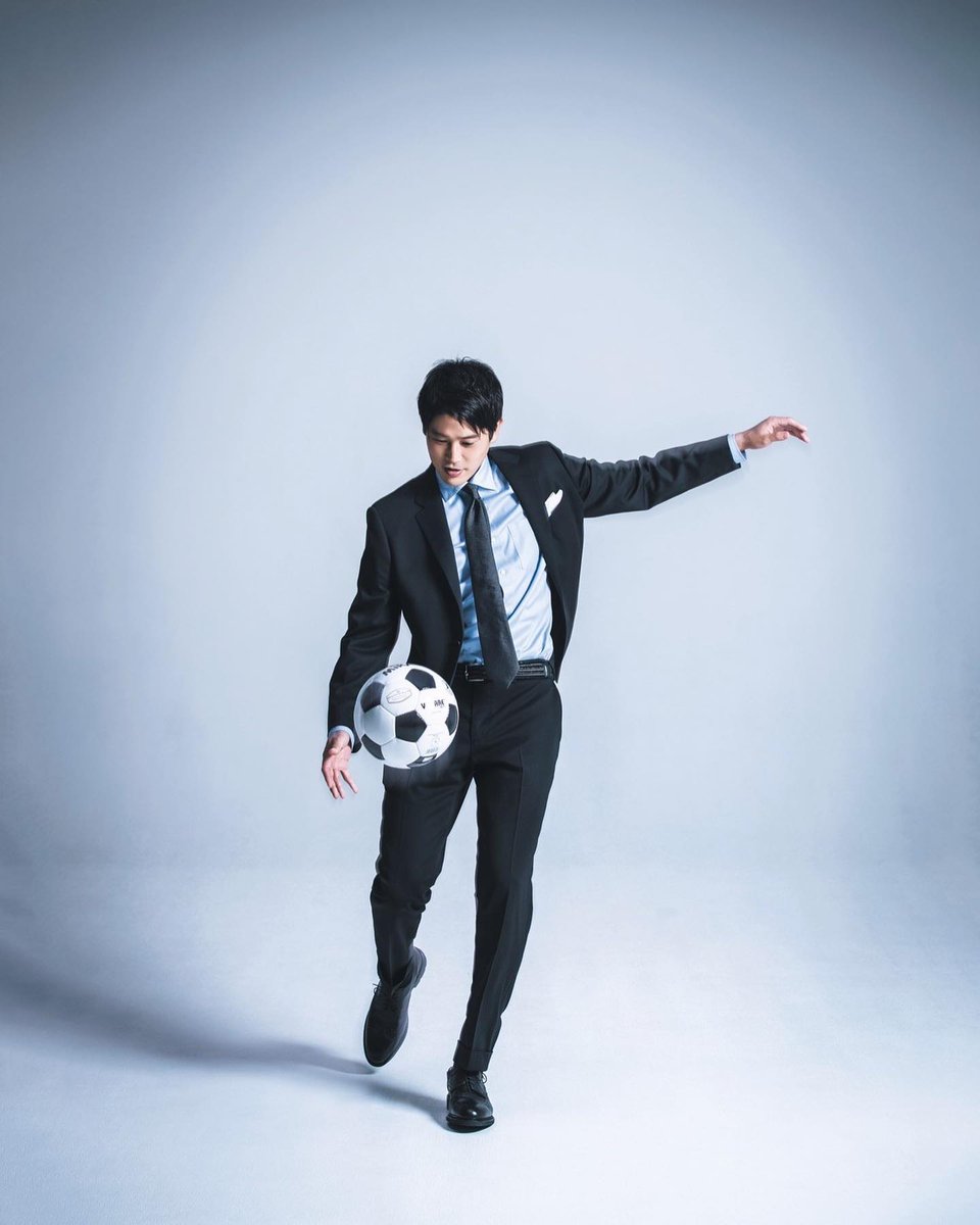 小学館 Oggi サッカーボールを使った撮影では リフティング ヘディング キックとボールを自由自在に操り スタジオ内でもボールをガンガン蹴ってくださったそうです ロングインタビューでは 内田篤人 さんのメンタルの強さについて自己分析して