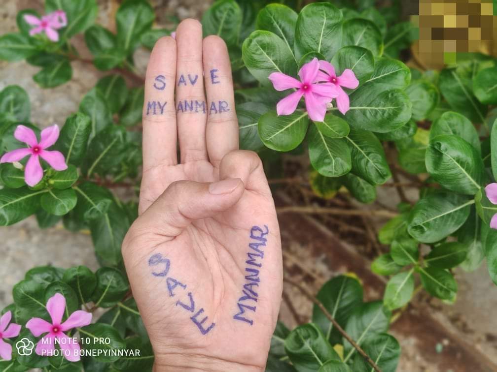 Demonstration of Three Fingers Salute against the military dictatorship was held by the youths in NatMauk Tsp,#Magway Region on June23.

#June23Coup #WhatsHappeningInMyanmar #TogetherWithPDF