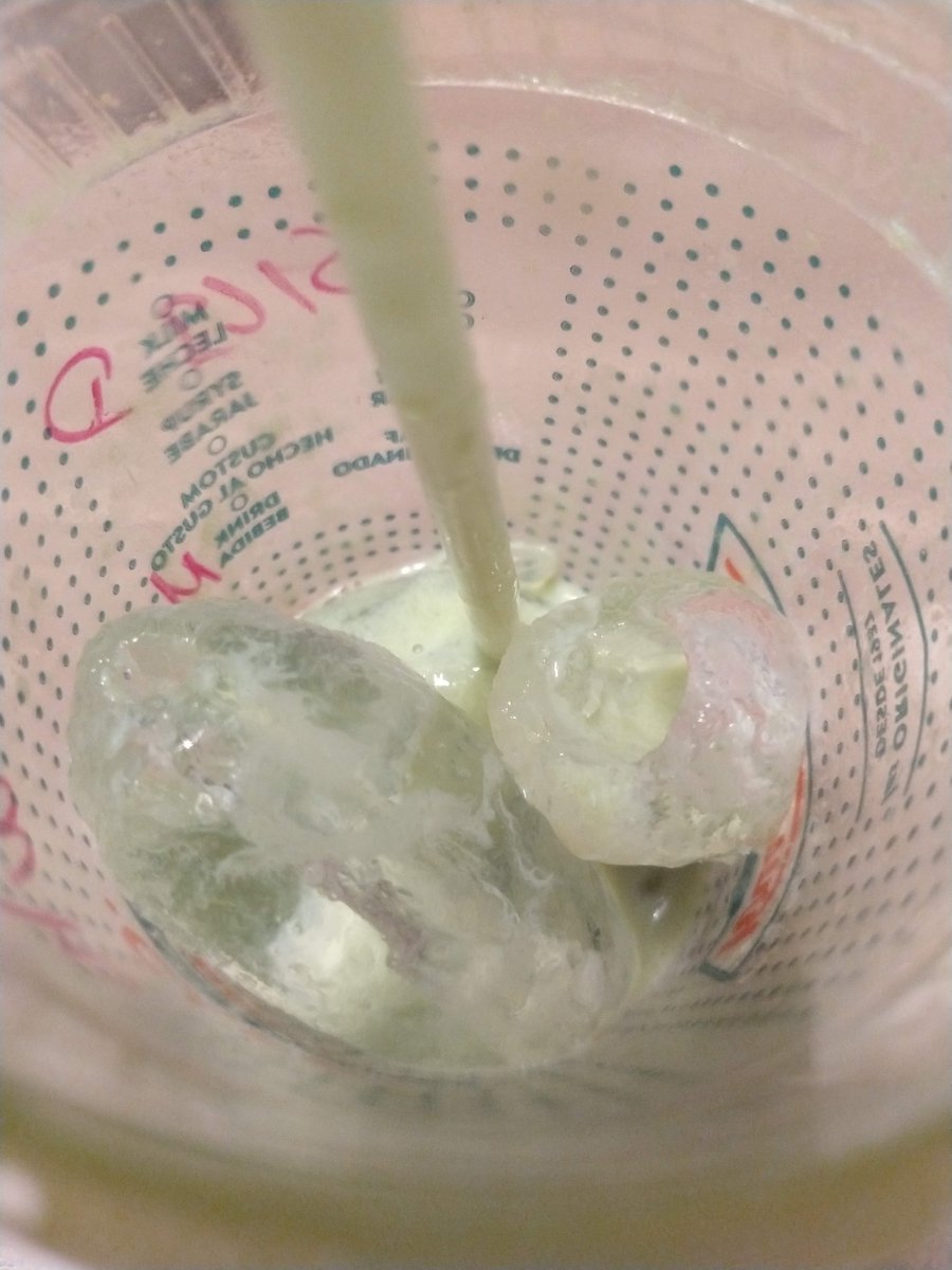 LosMiserables_'s tweet photo. @MexKrispyKreme Pagué 69 pesos por medio vaso de hielo cuando pedí un matcha frappé. ¿Por qué son así? https://t.co/VUK7OIIGyN