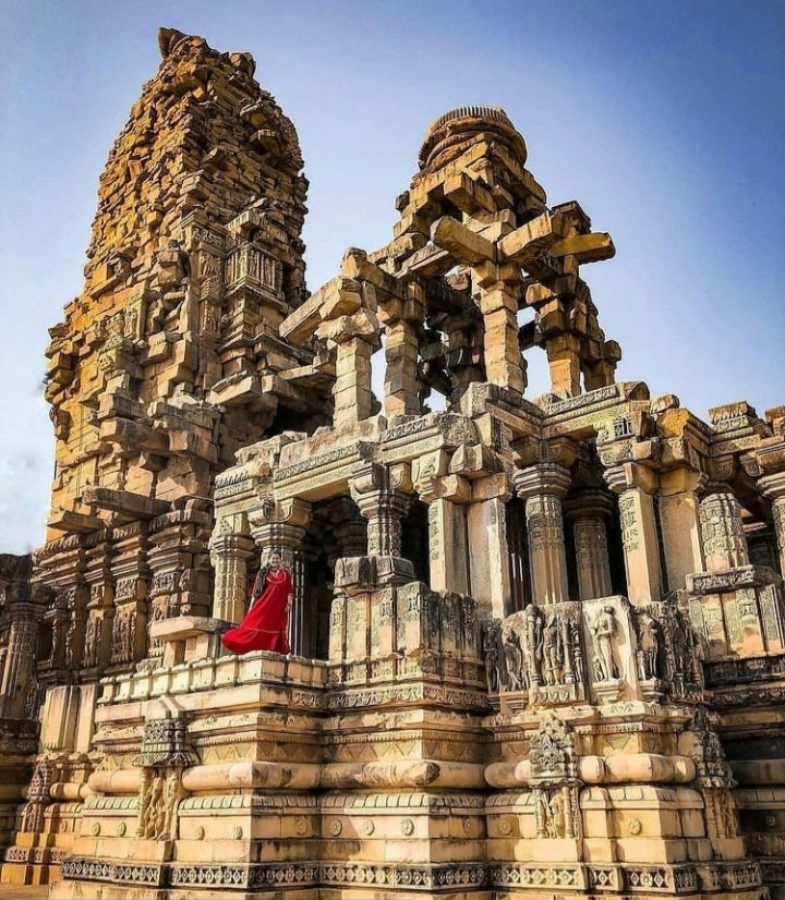 Jayatu_Sanatan's tweet photo. Kakanmath 150ft tall siva mandir: Unsung Unmatchable Legacy😇

Stones of the Mandir appear to have been placed randomly on the top of others, without any adhesive or binding. But the mandir still stand tall, with an impeccable balance.

How perfect artist , architect of that era? https://t.co/dafIAADRe7
