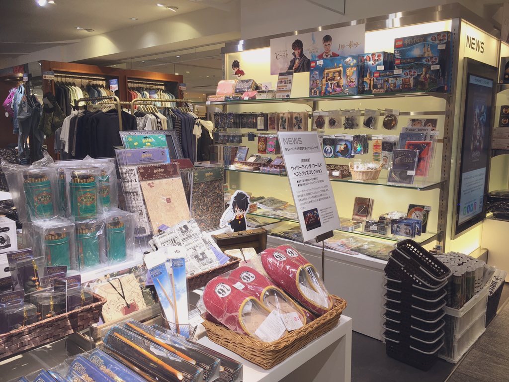 hp_bgc's tweet image. 残り2日となってしまいましたね‥
魔法薬学ノートやミナリマのシングルカード、ブラック家の家系図のクッションカバーや、特急チケットのステッカーなどなど、いまならまだ間に合いますよー！！
ちなみに5Fでは3000円以上お買い上げで缶バッチプレゼントしてます☆
#ウィザコレ