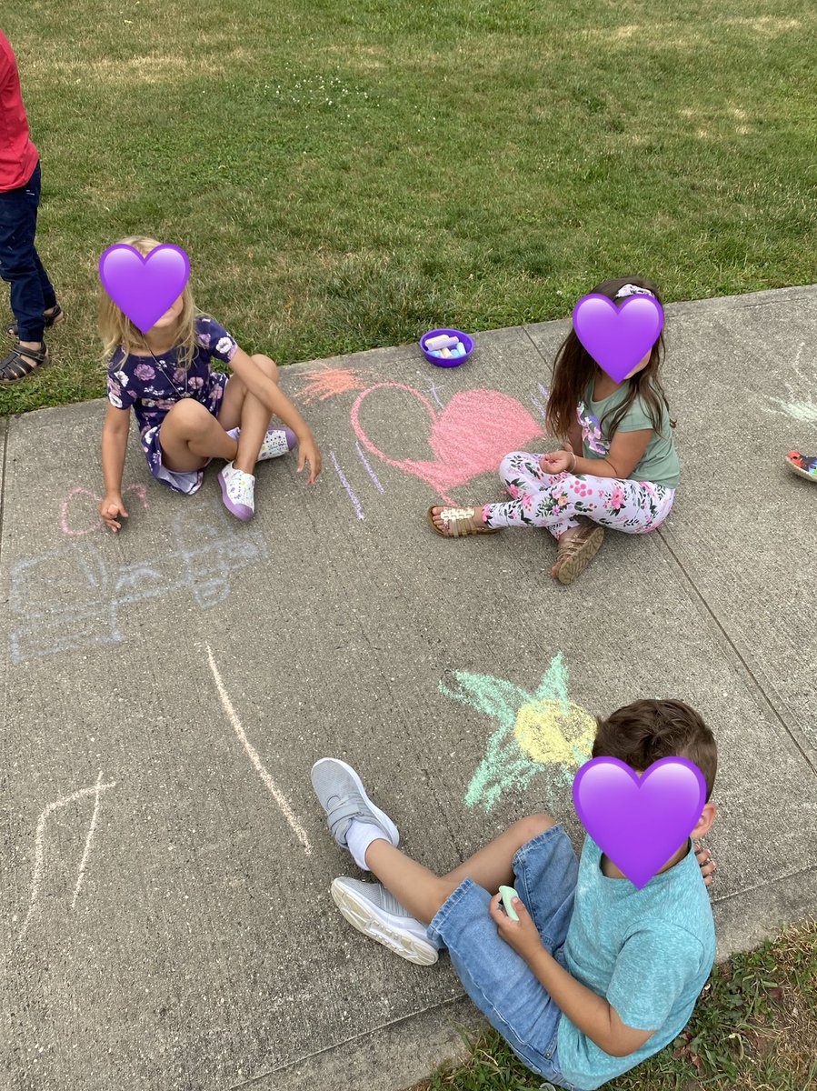 The AM Bumblebees enjoyed the weather 🌤 by playing with CHALK! ☺️