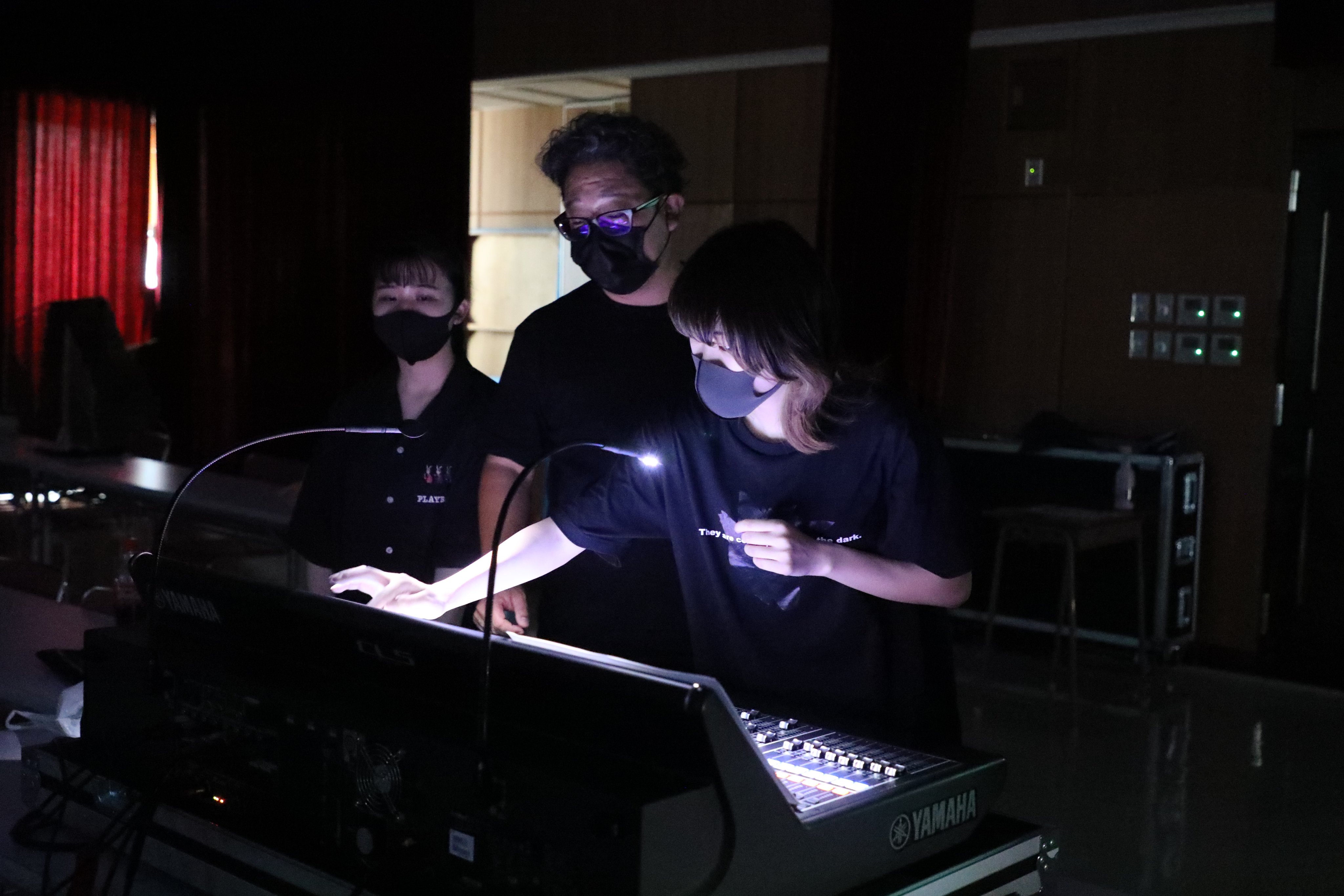 公式 広島コンピュータ専門学校 新入生歓迎ライブ 主役は舞台の上のアーティストですが 陰から支えるスタッフがいないとライブは成り立ちません 音響技術コースではこうした裏方に必要なスキルを幅広く身につけることができます T Co