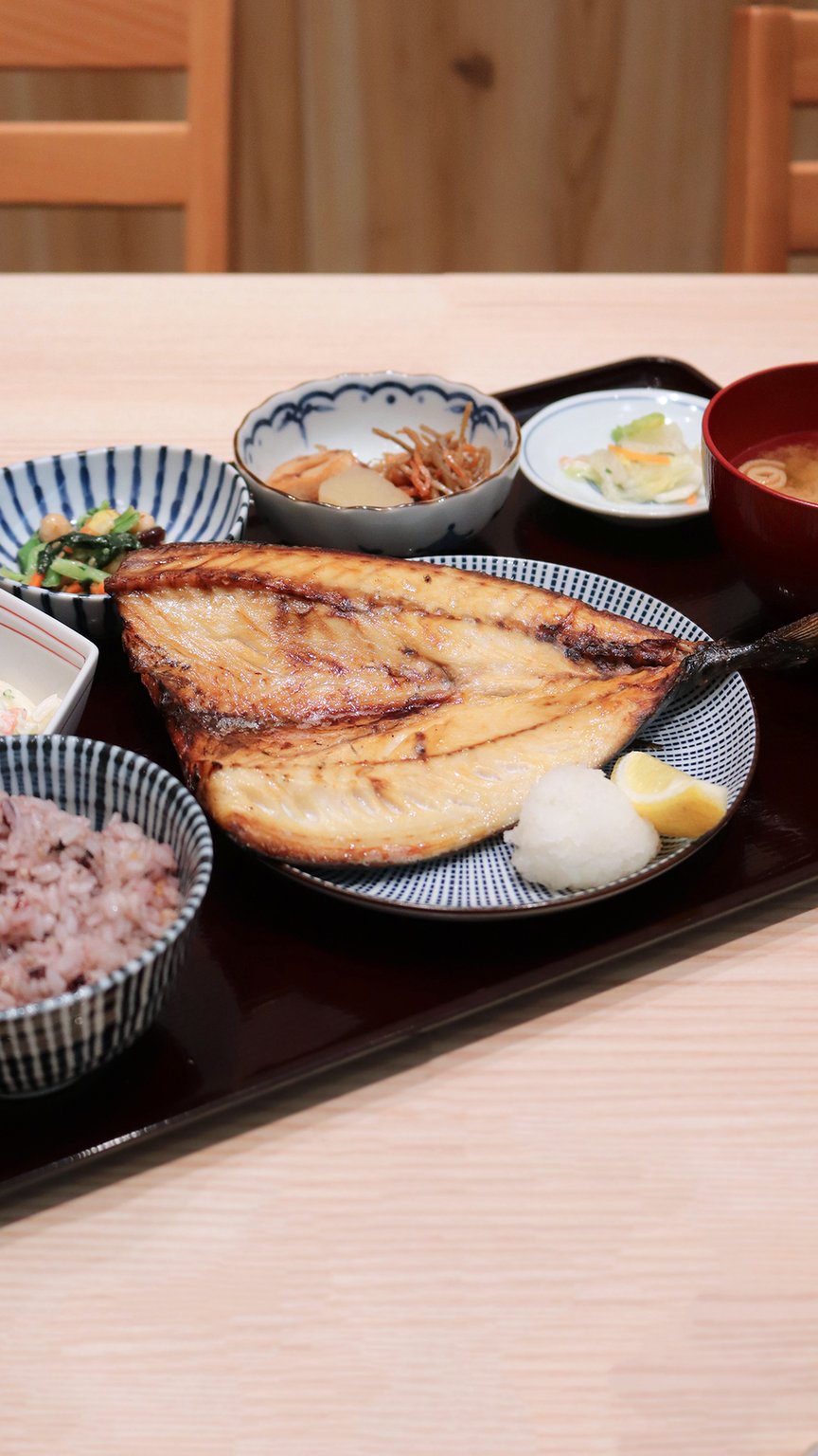 ラゾーナ川崎プラザ 4fに さち福や Cafeがオープン 看板メニューの 鯖の一夜干し定食 は 旨味の詰まった鯖の脂が口の中に広がって ふっくらと炊き上げたご飯との相性抜群 6月末までの期間はオープン記念で 博多ふくいち明太子 食べ放題のサービス