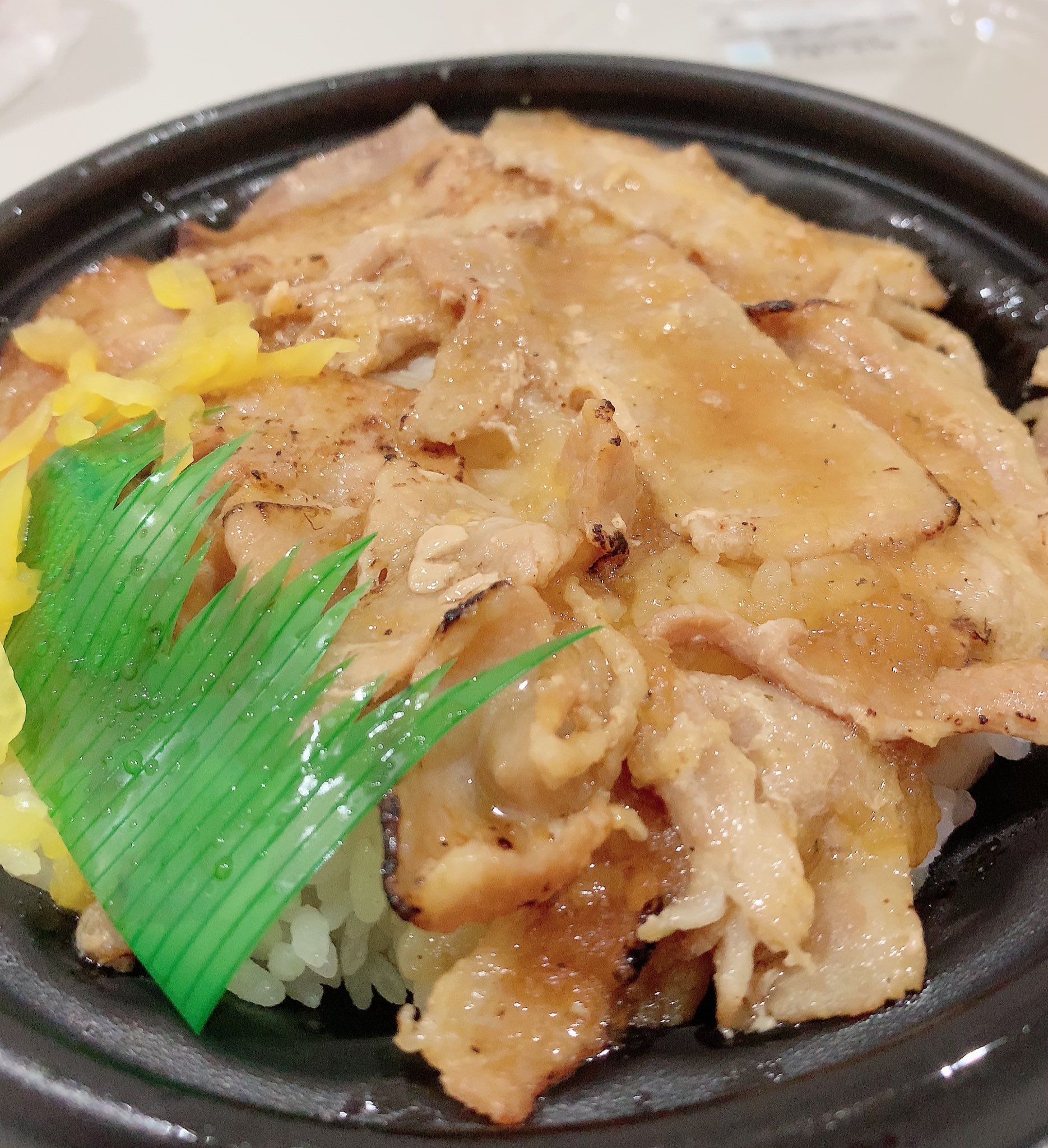リトリッパー 姐御系vtuber しそ香る炙り焼 おろし豚丼 まろやかポン酢 そのまま食べればあっさり タレをかければしそとポン酢のさっぱり感強い豚丼 そのままでも普通に食べれるし 味変したい時にタレかければご飯が進む しそが強いので好きな人