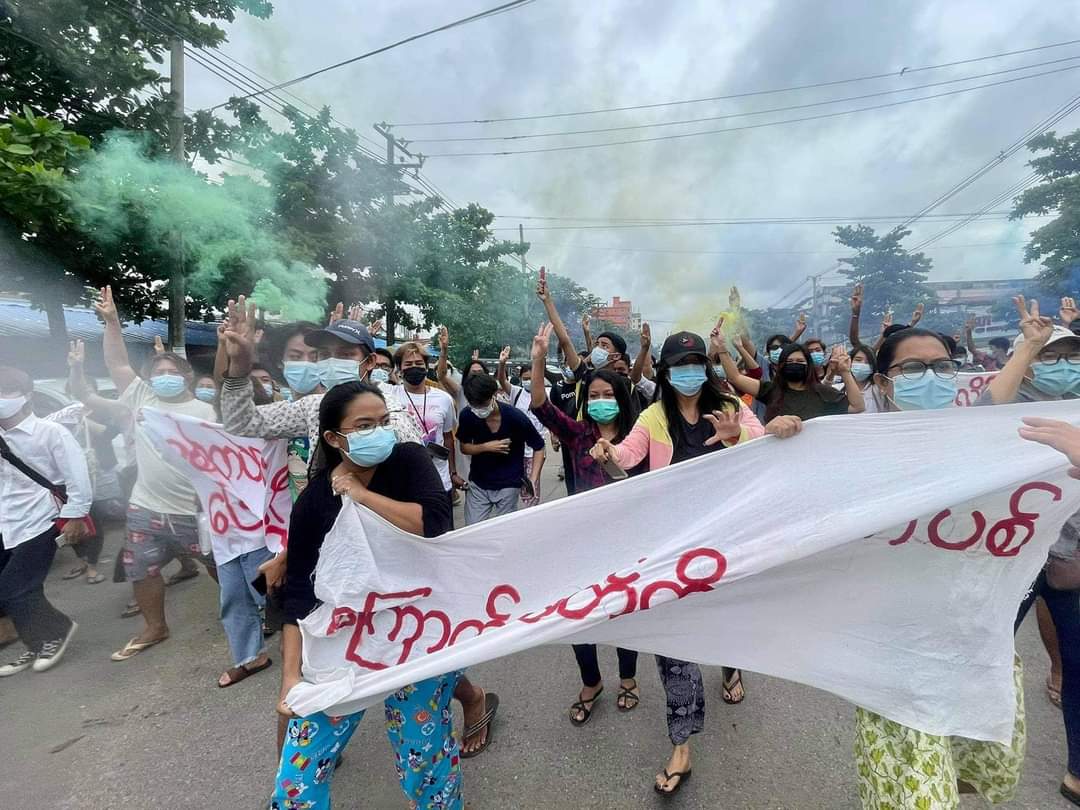 LeeDam_3's tweet photo. Guerrilla style joint strike led by young people to overthrow the military dictatorship was held in #SouthOkkalapa Tsp, Yangon. 
#TogetherWithPDF
#June23Coup
#WhatsHappeningInMyanmar https://t.co/5415Uh1XNz