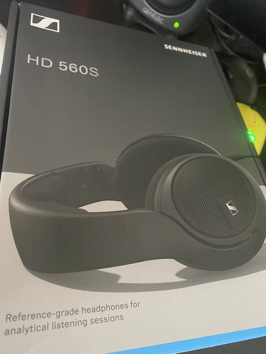 ゼンハイザーのHD560S ※主にゲームで使用 •側圧は広げて癖つけると普通