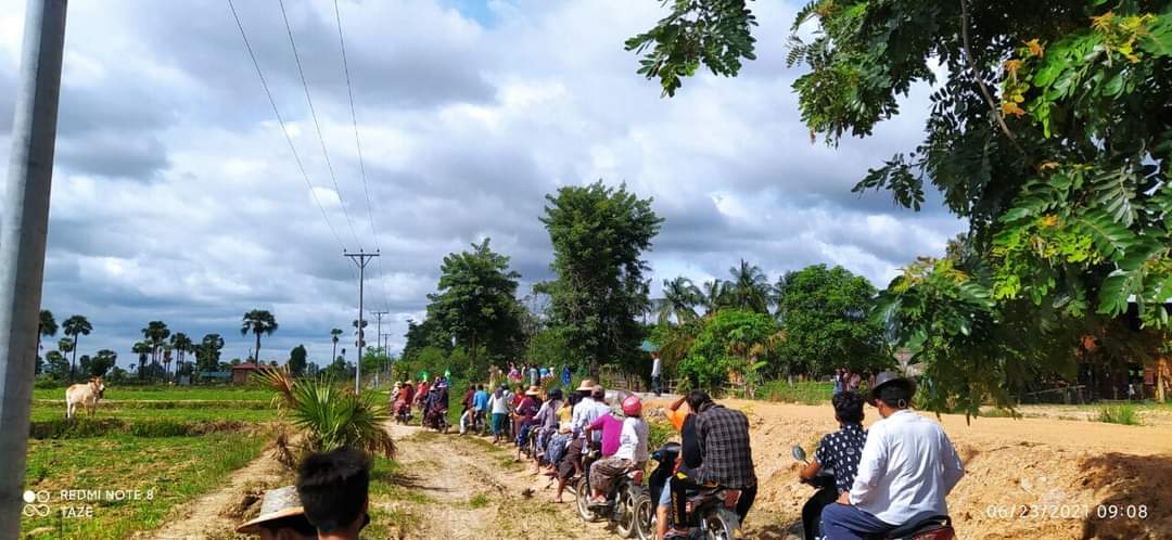 Ric12535's tweet photo. Residents from a village in #Tangse Tsp marched with motorbikes and staged a sit-in-protest against the military dictatorship on the morning of June23.

#TogetherWithPDF
#June23Coup
#WhatsHappeningInMyanmar https://t.co/2CLKQ1sElq