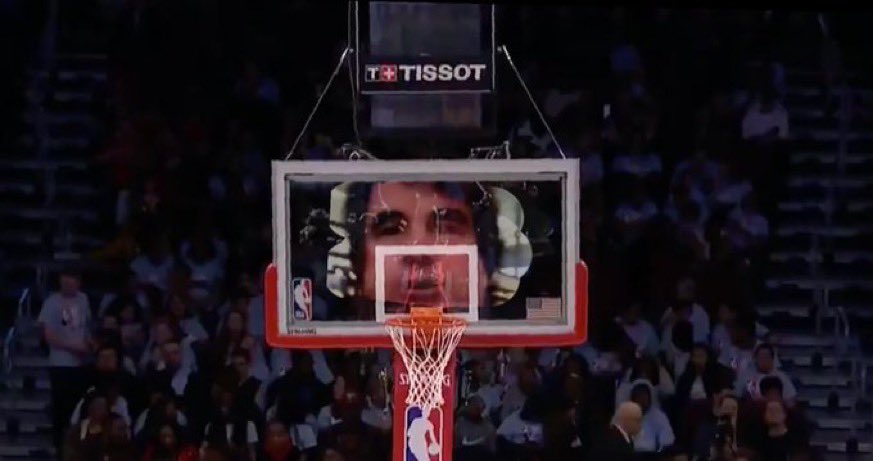 ClSQUINHO's tweet photo. This is what Paul George saw at the free throw line https://t.co/parqcAt5c6