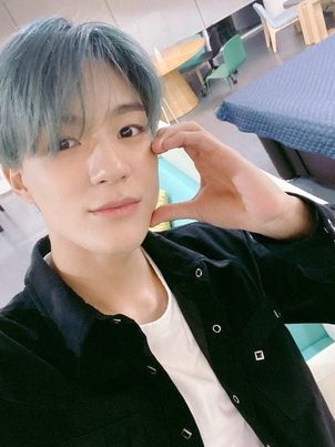 zeujwoo's tweet photo. @bossbabyjeno selca daw muna before mag perform sa stage https://t.co/e9rRvRkoUt