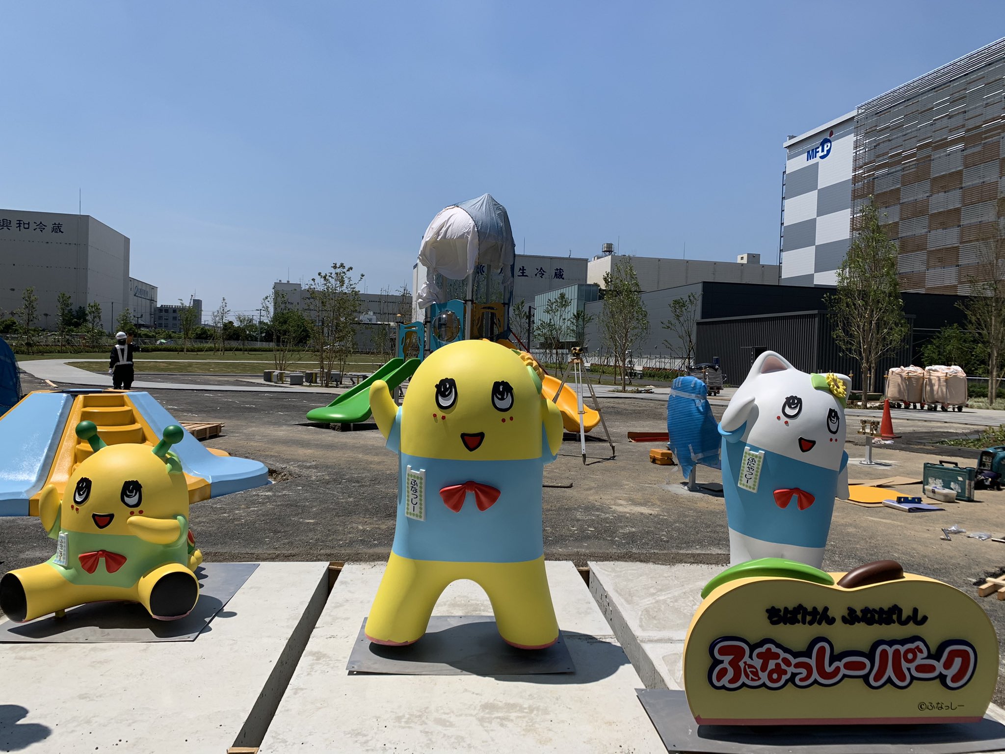 ふなっしーland広報担当 告知 21 7 2 金 ふなっしーパーク オープン決定 パーク正面では ふなっしー ふ なごろー ふにゃっしーの立像がお出迎え ふなっしーがデザインされた遊具なども設置されています 場所は南船橋駅近くにあった船橋オート