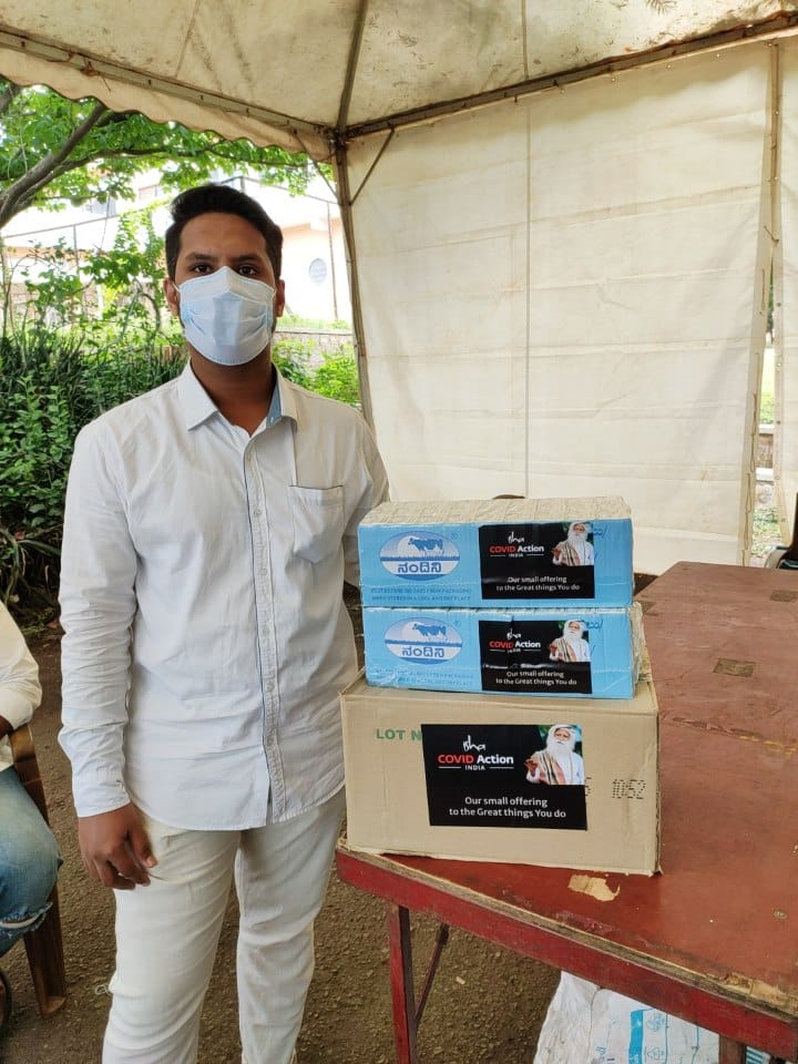 SadhguruImpact's tweet photo. Helping the frontline workers to boost their energy and strength as they put in long hours to care for COVID patients, Isha volunteers distributed 4.5 lakh nutritious food packets among the medical staff of 57 Hospitals in Karnataka on June 17.

#IshaCovidAction #BeatTheVirus https://t.co/Jg39Gyn0eL