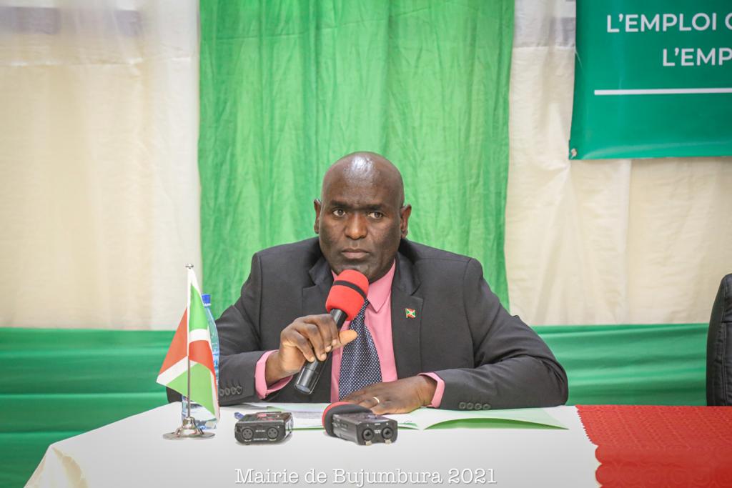 BoscoBarege1's tweet photo. Heureux d'accueilir au nom du Maire @MairieBuja,S.E Mr.le Premier Ministre @BurundiGov qui arrivait à Royale Palace Hotel pour l'ouverture de l' atelier de validation du "Plan d'Actions National pour l'Emploi des Jeunes (PANEJ)". https://t.co/22GFmTbYoA