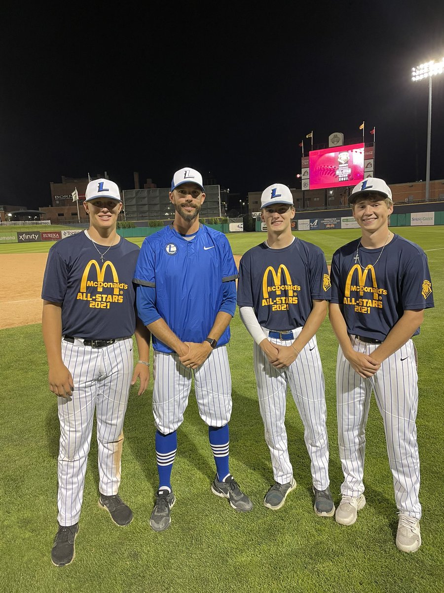 CoachCaruso38's tweet photo. Great night at Dozer with these guys! It was a good ride! I know these 3 upstanding young men will be successful in baseball and life! @Thor_Hunt @travis_lutz11 @nate_stear #RocketBaseball https://t.co/LMr71vosh0