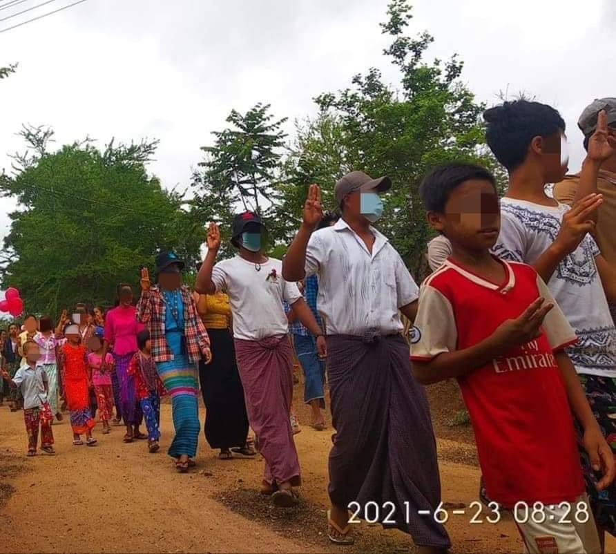 Civilians in Myaing Township marched to protest against dictatorship as they held three fingers salute sign 

#WhatsHappeningInMyanmar #June23Coup