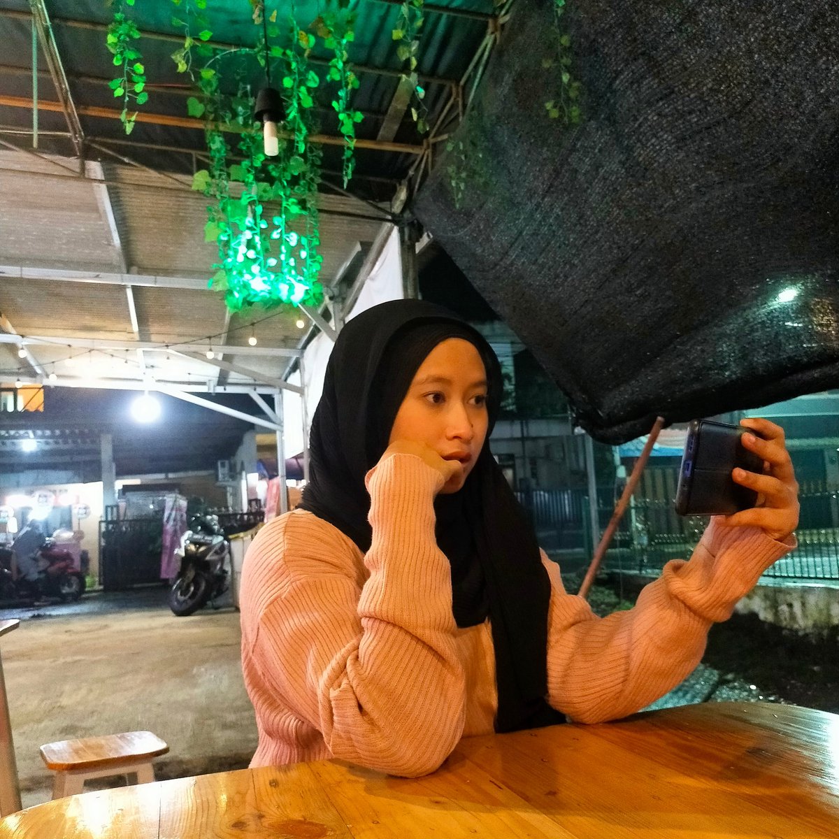 arismadd's tweet photo. Haii warga TangSel yg kangen suasana angkringan, kuy langsung kesini, karna tempatnya coz bgt dan jgn lupa upload suasanya saat kamu disana pake jaringan 100% 4G dari @smartfrenworld yg GOKIL MAX❗intip video aku di https://t.co/R8FbZfDT5C

#inibarugokil #kuybisa https://t.co/43H1uE5woU